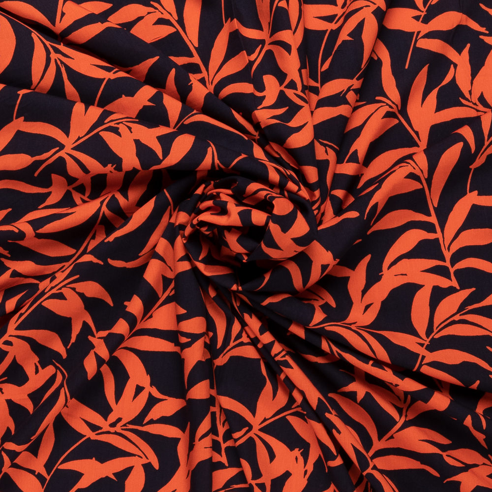 marine viscose poplin met oranje bladeren dessin