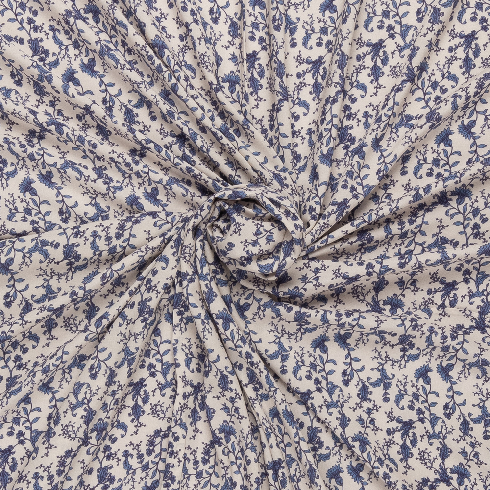 ecru viscose met lavendelblauw bloem dessin italiaans import