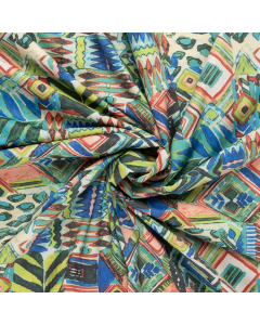 beige stretch stof met groen blauw rood batik dessin