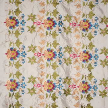 creme opgeborduurd zijde met goudgroen, fuchsia, turquoise franse lelie