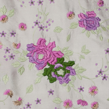 ivoor opgeborduurde zijde met fuchsia-lila en groen-lila bloemen