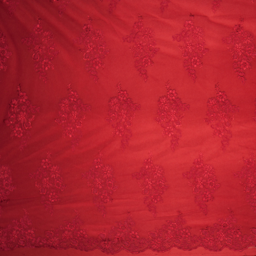 warm rood kant geborduurd