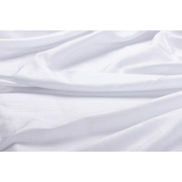 witte damast met ruit 155 cm.breed
