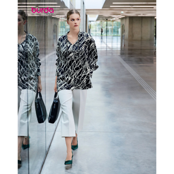 zwart viscose satijn met off white fantasie dessin bedrukt Frans import