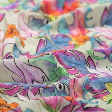 mint viscose stof met geel, framboos, opaalblauw, oranje bloemdessin met kikkers Italiaans import