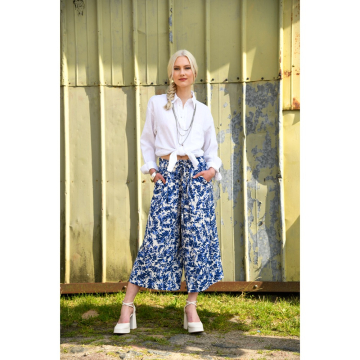 offwhite viscose stof met blauw batik dessin