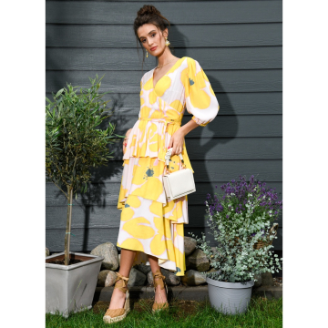 licht roze crepe viscose stof met geel, staalgrijs bloemdessin
