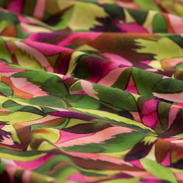 licht groen met fuchsia creool viscose stof met bladdessin Italiaans import