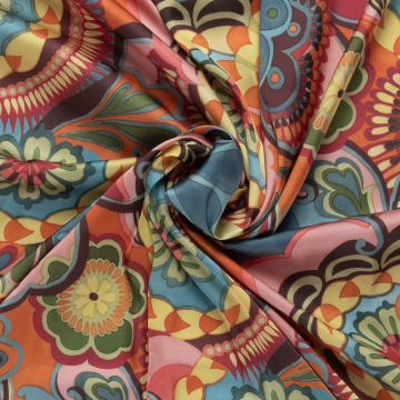 licht roze satijnen stof bedrukt met groen geel rood retro paisley dessin
