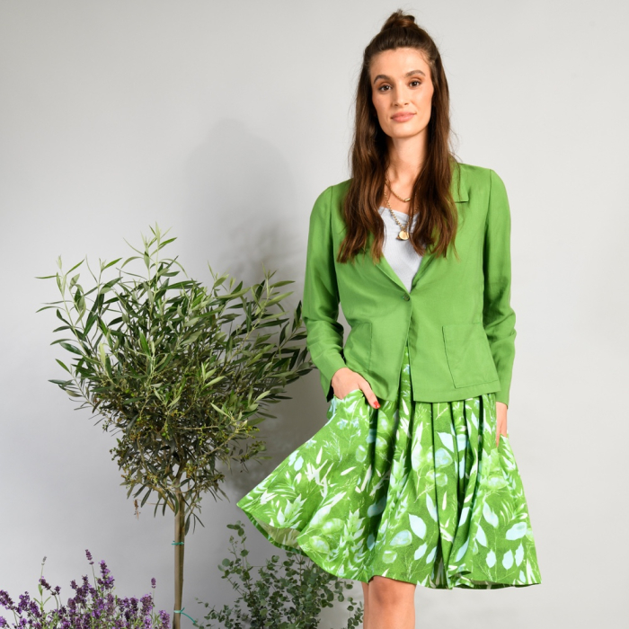 Böttger Stoffenwinkel - grasgroen crepe viscose stof met zeeblauw bladdessin - 65582
