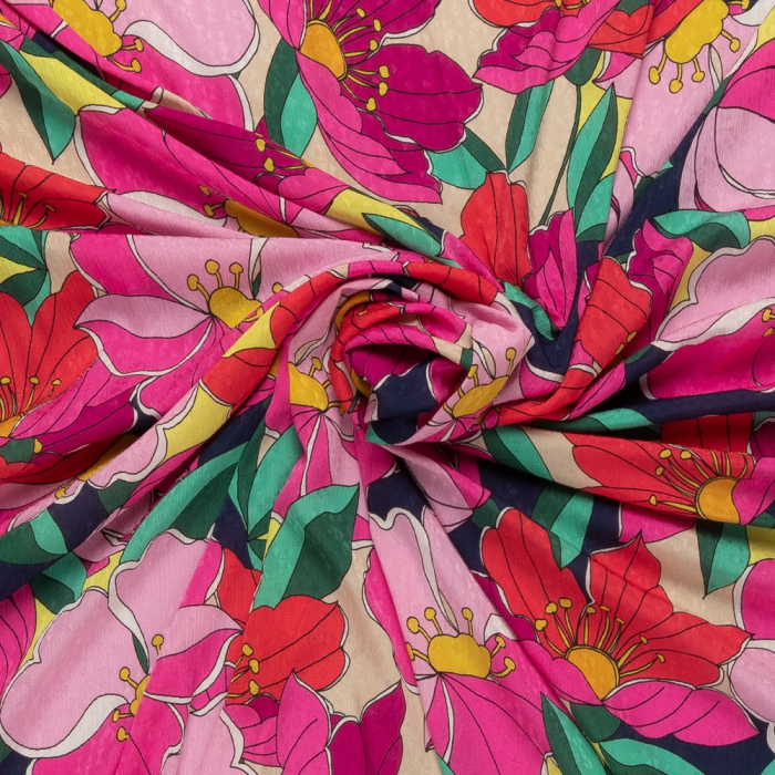 Böttger Stoffenwinkel - donkerblauw crepe jacquard stof  met roze fuchsia rood retro bloemdessin  - 65895
