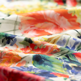 creme zijde satijn stof met abrikoos, groen, indigo bloem dessin bedrukt Italiaans import