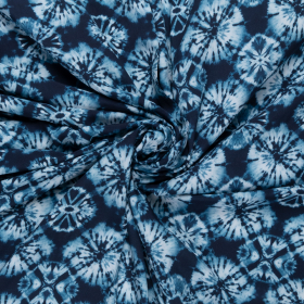 donkerblauw viscose met batik look dessin bedrukt