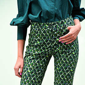 Fashion Trends stretch satijnkatoen met groen zwart lime blauw fantasie dessin 
