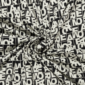 zwart satijn katoen stof met stretch met off-white letters