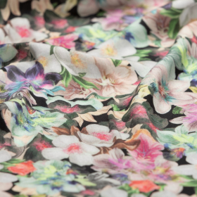 zwart viscose satijn stof met limoen, smoke, zuurstok roze bloemen Italiaans import