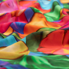 framboos viscose stof met grasgroen, opaal- en korenblauw tropisch bloemen dessin