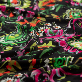 zwart stretch tricot stof met oranje rood, groen, fuchsia cachemir dessin Italiaans import