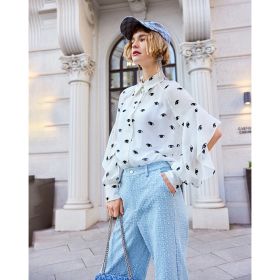 off white bedrukte viscose stof met ogen uit de Burda