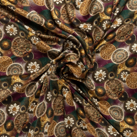 bordeaux, flessengroen viscose satijn stof  met eigeel ivoor kosmos design print