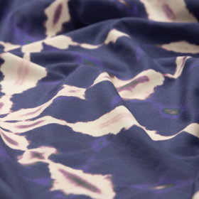 indigo blauw katoen batist met zand paars batik dessin
