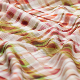 gebroken wit crash viscose mix met groen donkerrood ruit bedrukt