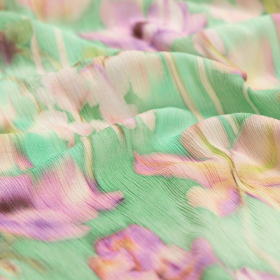 mint groen crepe ecovero viscose mix met licht roze creme bloemdessin