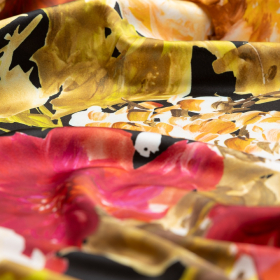 zwart zijde satijn stof met brique, creme, framboos bloem dessin bedrukt Italiaans import