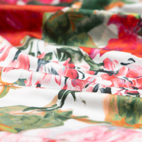 off white zijde satijn stof met fuchsia, groen, rood bloem dessin bedrukt Italiaans import