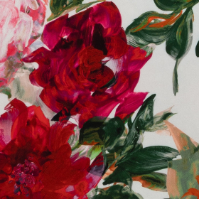 off white zijde satijn stof met fuchsia, groen, rood bloem dessin bedrukt Italiaans import