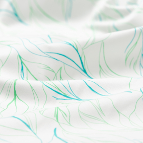 gebroken wit stretch satijn katoen stof met groen, turquoise abstracte bladeren bedrukt