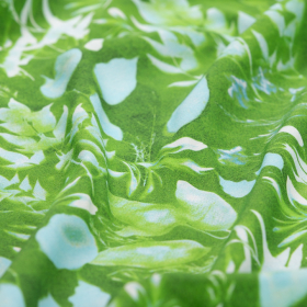 grasgroen crepe viscose stof met zeeblauw bladdessin