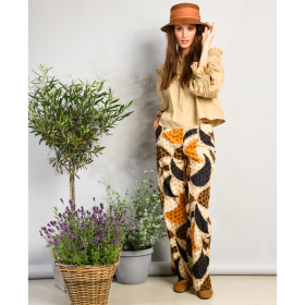 ecru katoenen stof met amber, camel, zwart  fantasie dessin