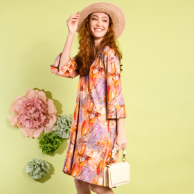 Lila stretch tricot stof met oranje, oud-roze, rood bladdessin