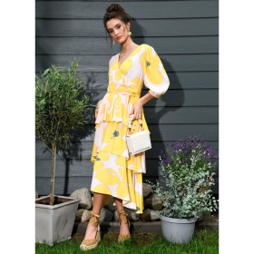 licht roze crepe viscose stof met geel, staalgrijs bloemdessin