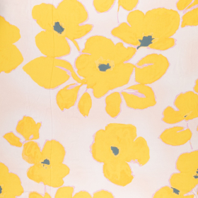 licht roze crepe viscose stof met geel, staalgrijs bloemdessin