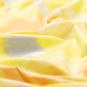 kanariegeel batist stof met eigeel, grijs, licht roze bloem dessin