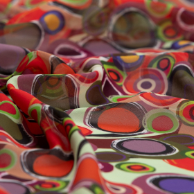 zachtgroen georgette stof met rode en paarse stippen Italiaans import