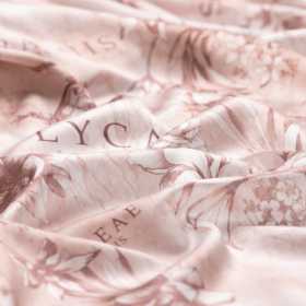 gebroken wit  viscose satijnstof met oud roze fantasie dessin Italiaans import