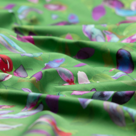 gras groen stretch satijnkatoen stof met paars fuchsia rood bladdessin