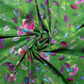 gras groen stretch satijnkatoen stof met paars fuchsia rood bladdessin
