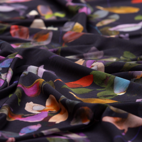 donkerblauw cool viscose met rood paars groen blad dessin Italiaans import