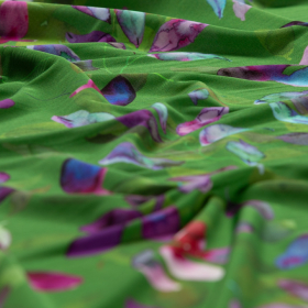 gras groen cool viscose stof met paars fuchsia rood blad dessin Italiaans import