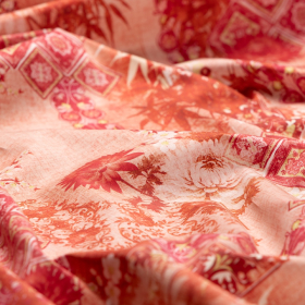 oud roze stretch satijnkatoen stof met roze wit fantasie bladdessin