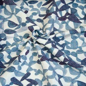 off-white stretch katoen stof met blauw dessin
