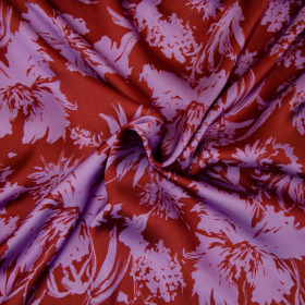 donkerrood viscose stof met lila bloem dessin Italiaans import