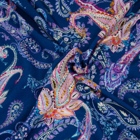 blauw viscose stof met lila roze aqua paisley dessin bedrukt
