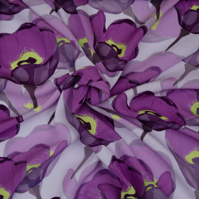 lila crepe viscose stof met paars-groen bloemen bedrukt