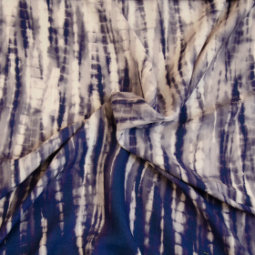 wit crepe viscose stof met blauw batik dessin