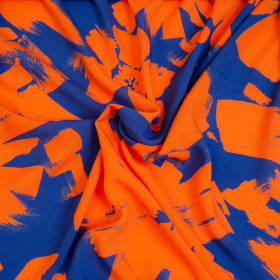  koningsblauwe viscose stof met oranje abstract bloem dessin